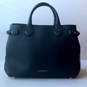 🌸100% authentic Burberry Shoulder Bag🌸 Classy navy blue